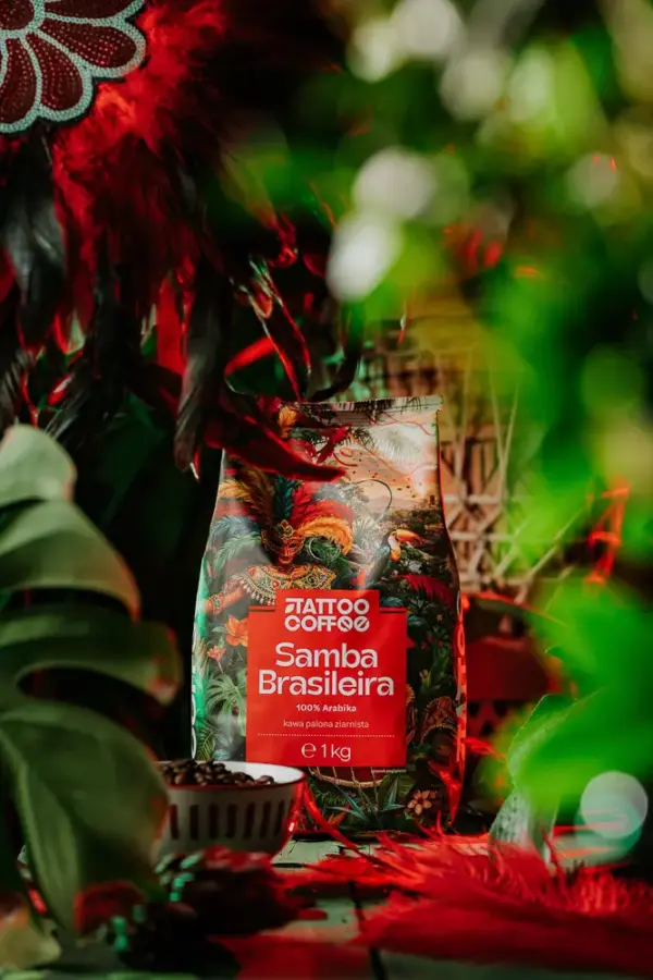 Stylizowane zdjęcie produktowe kawy Tattoo Coffee Samba Brasileira w tropikalnej aranżacji